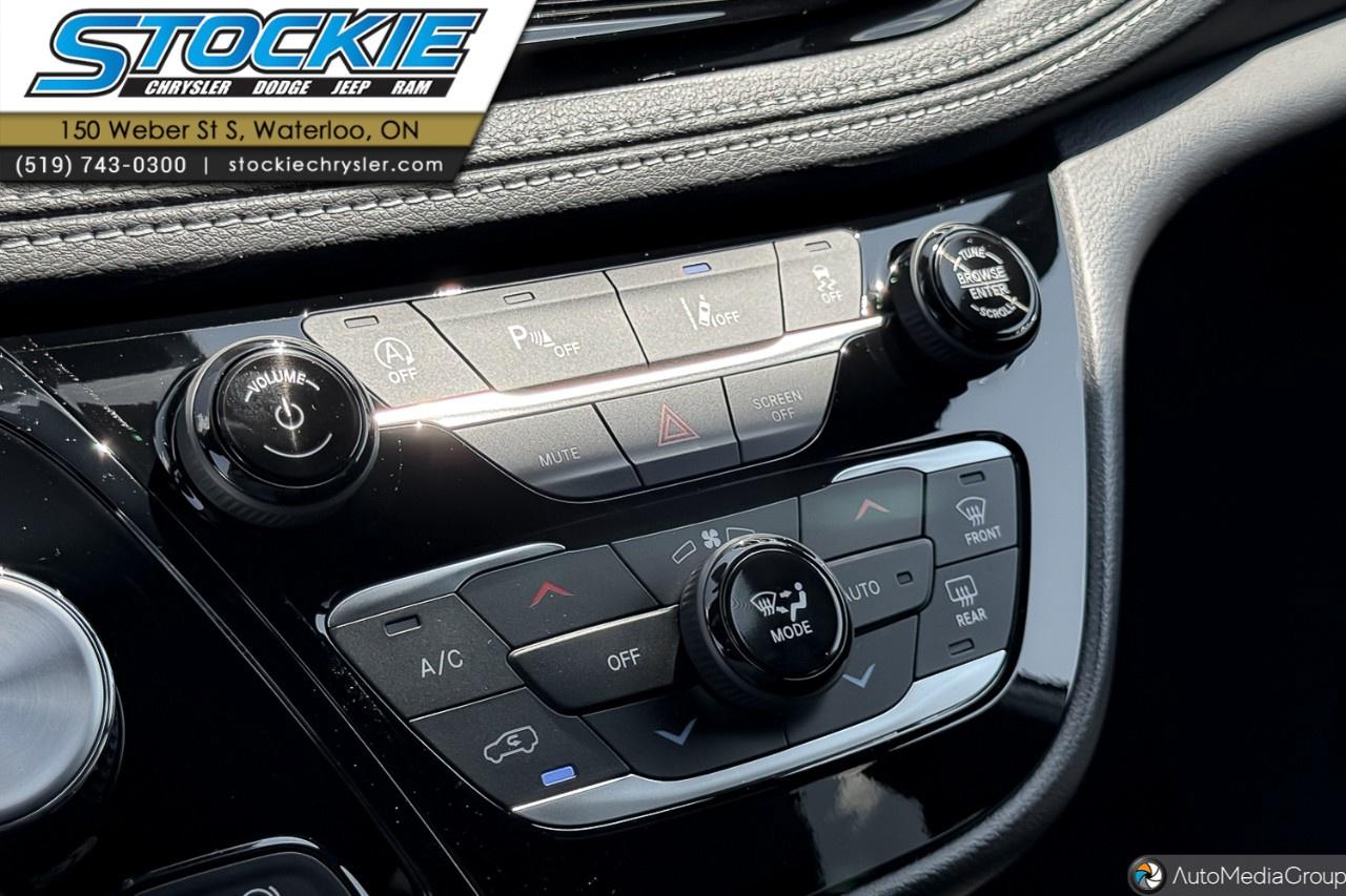 2027 Chrysler Pacifica Select AWD Photo