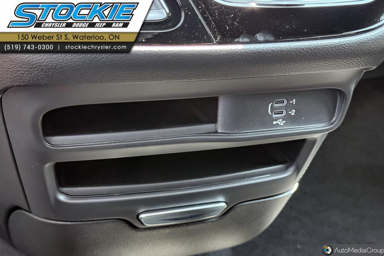 2027 Chrysler Pacifica Select AWD Photo