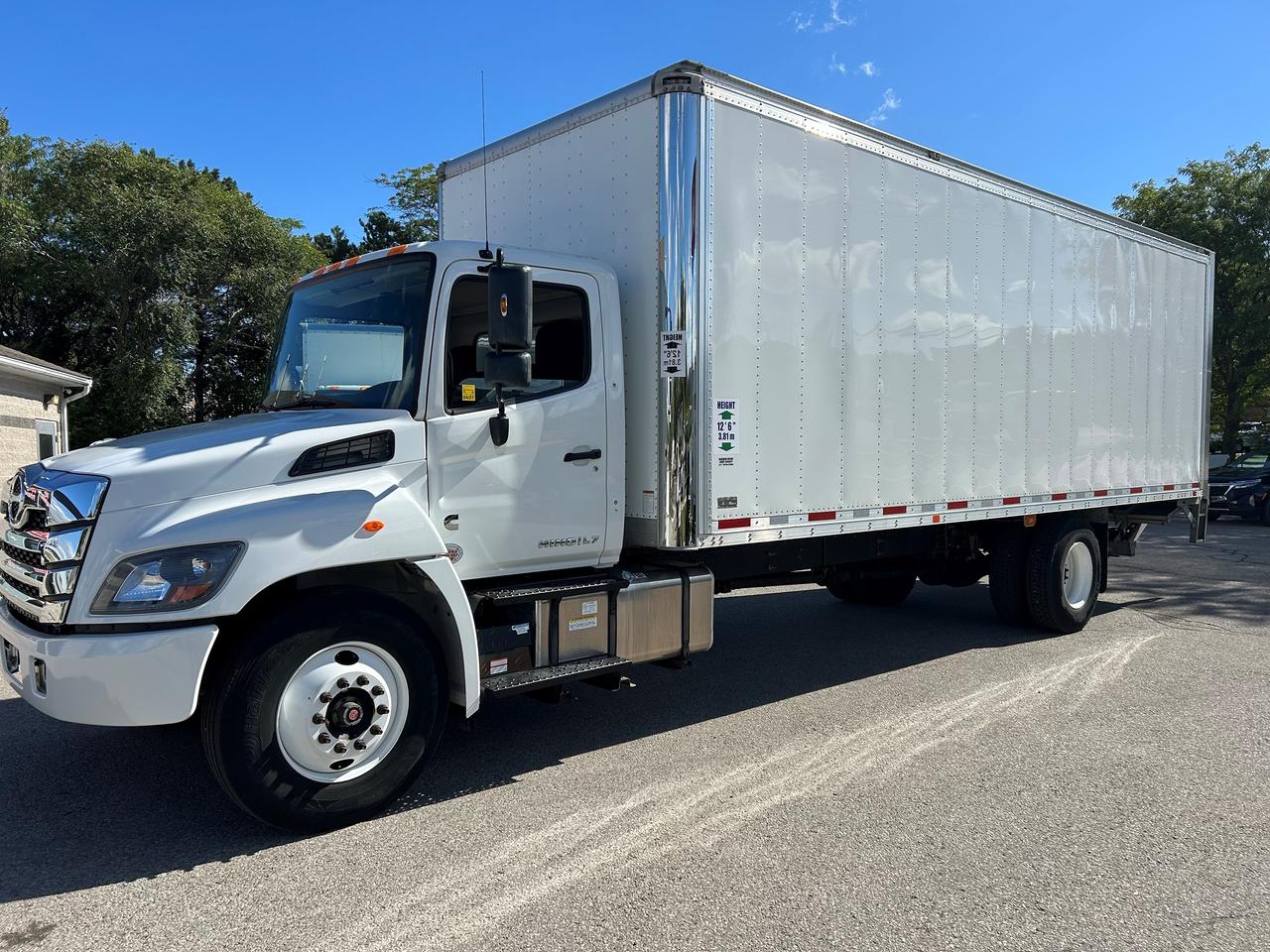 2025 Hino Class 7 26' van body with lift and ramp Photo3