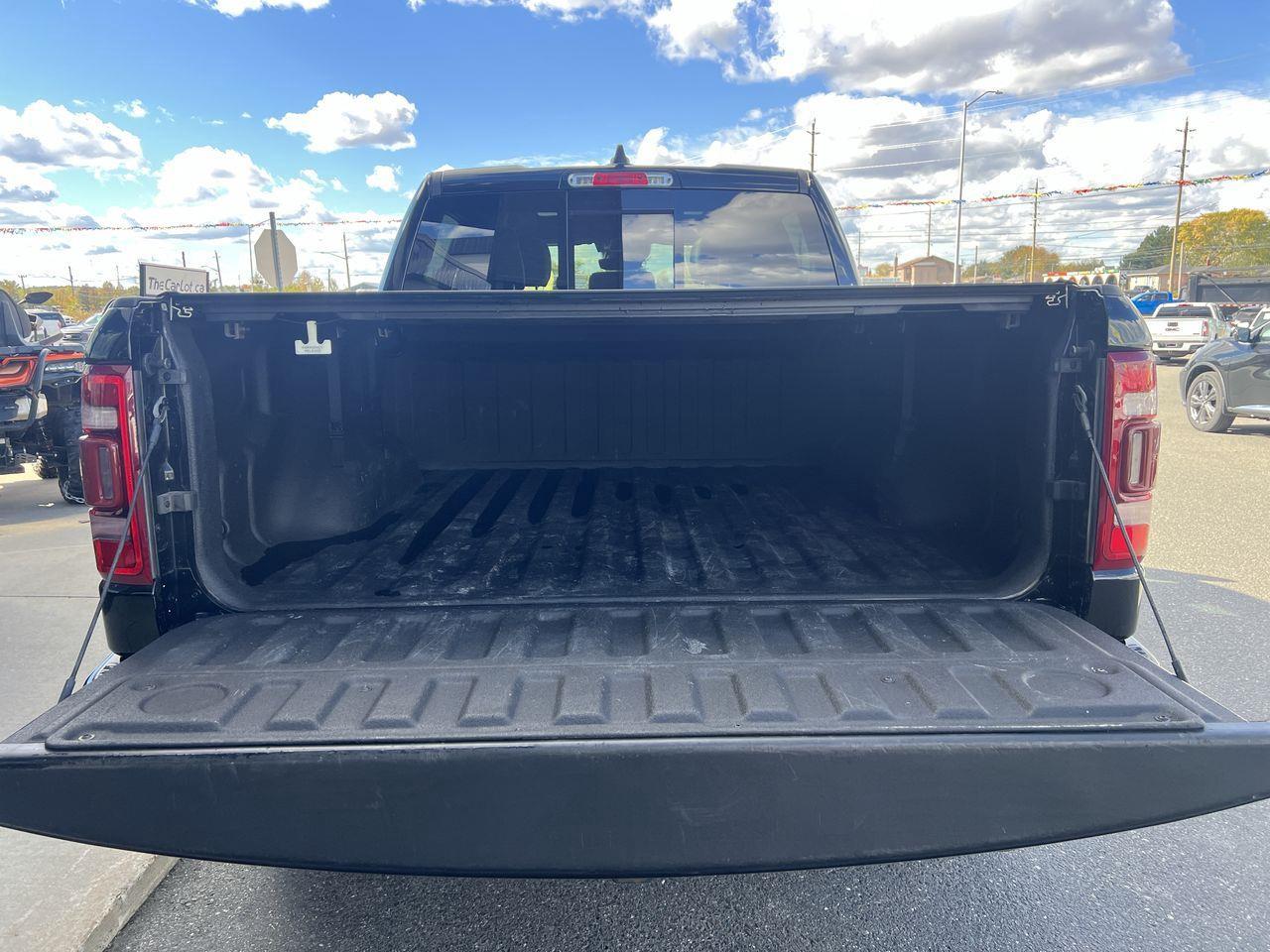 2022 RAM 1500 Limited 4x4, REMOTE START, HEATED/COOLED FRONT SEATS, MOONROOF, SIRIUS XM, CRUISE CONTROL, NAV, BACK UP CAM! Photo