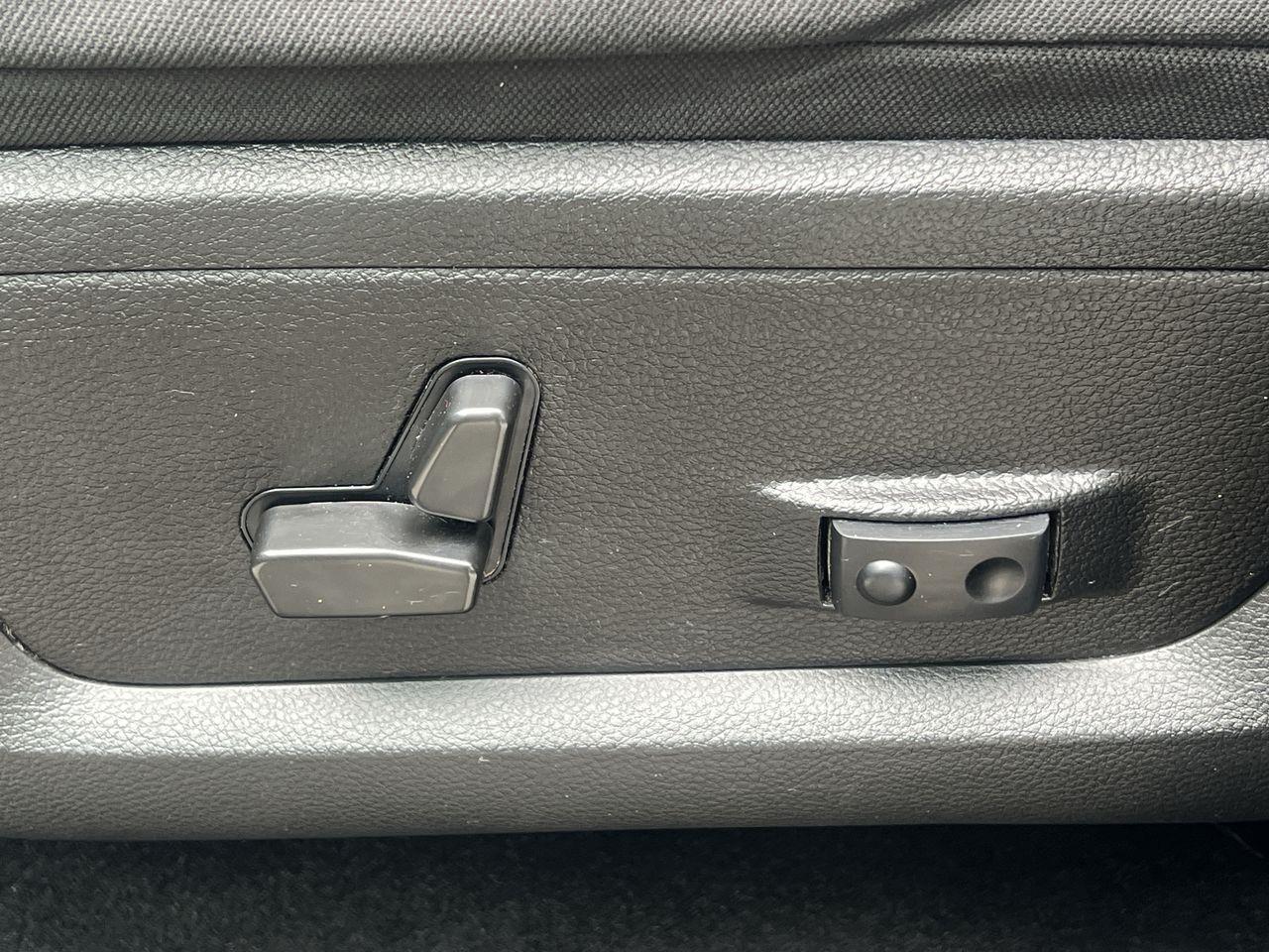 2022 RAM 1500 Classic Tradesman 4x4, HEATED FRONT SEATS, SIRIUS XM, CRUISE CONTROL, BACK UP CAM!! Photo