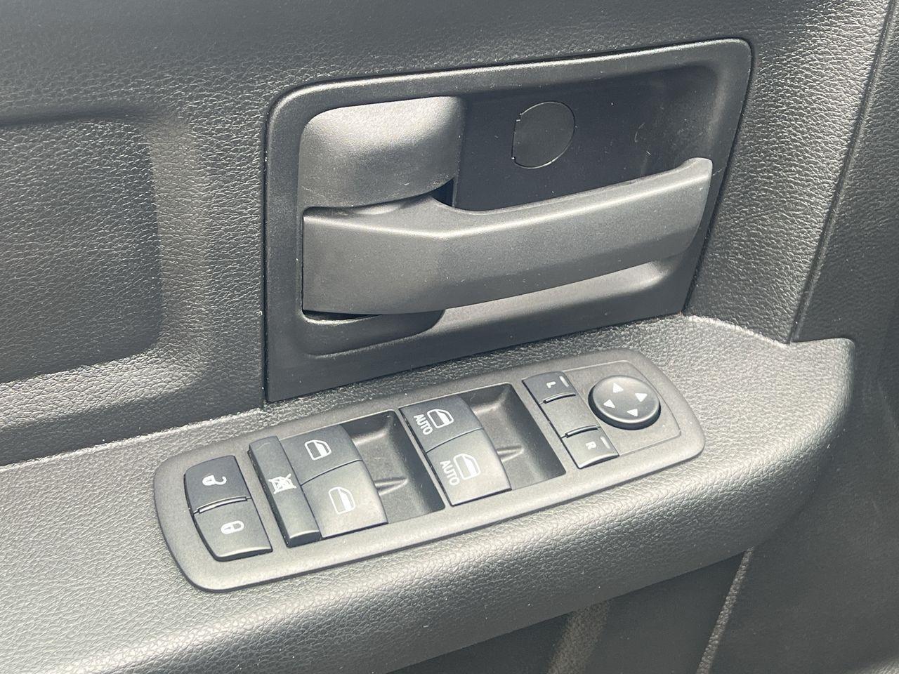 2022 RAM 1500 Classic Tradesman 4x4, HEATED FRONT SEATS, SIRIUS XM, CRUISE CONTROL, BACK UP CAM!! Photo