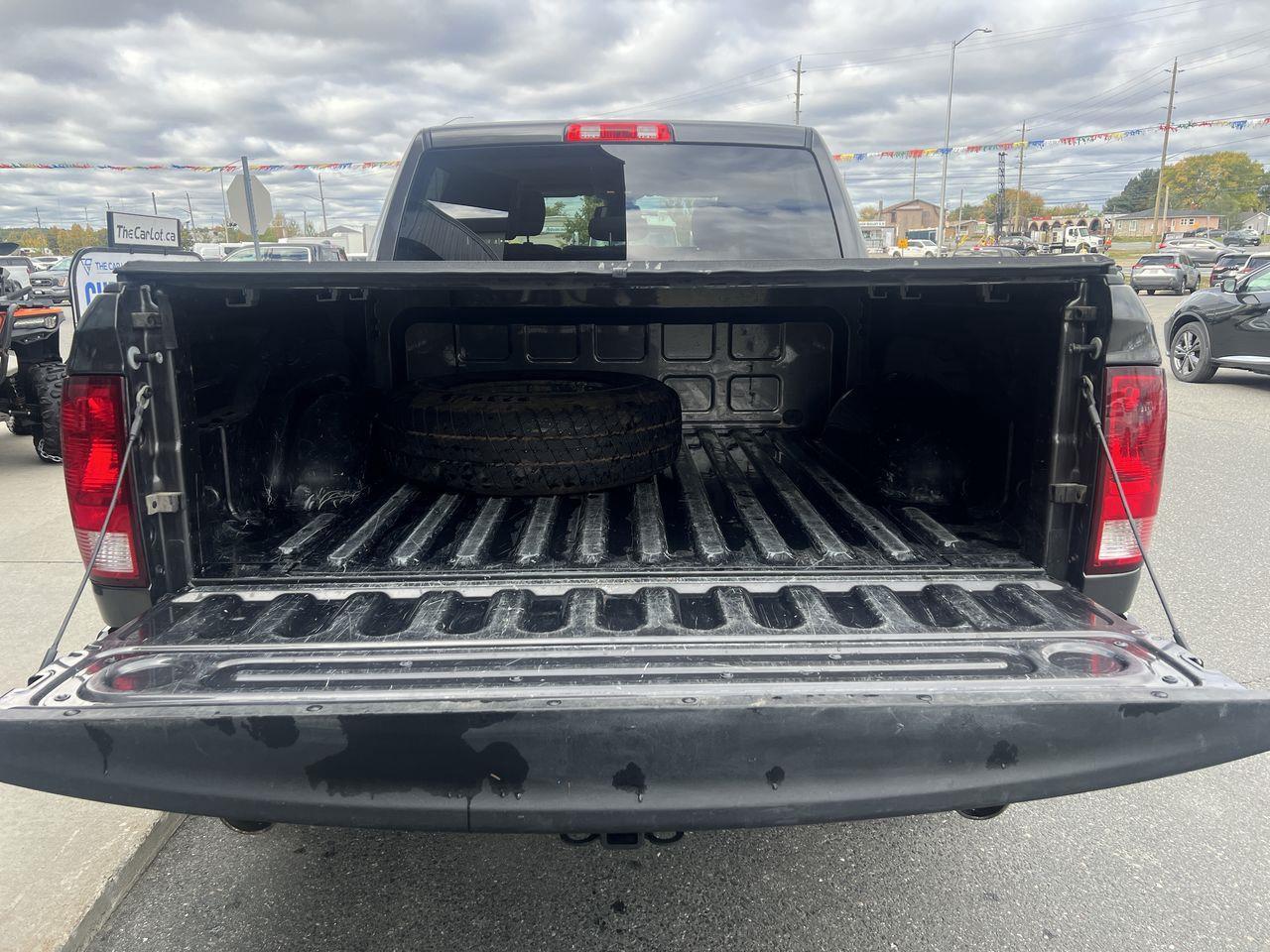 2022 RAM 1500 Classic Tradesman 4x4, HEATED FRONT SEATS, SIRIUS XM, CRUISE CONTROL, BACK UP CAM!! Photo