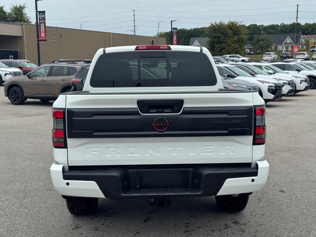 2027 Nissan Frontier Crew Cab 4x4 PRO-4X Luxury Photo4