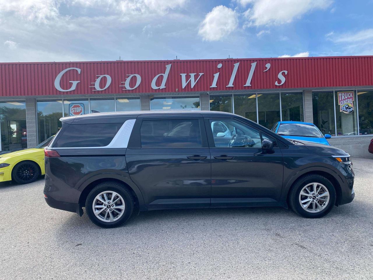 2024 Kia Carnival LX, 8 PASSENGER, CLEAN CARFAX, BACK UP CAMERA! Photo
