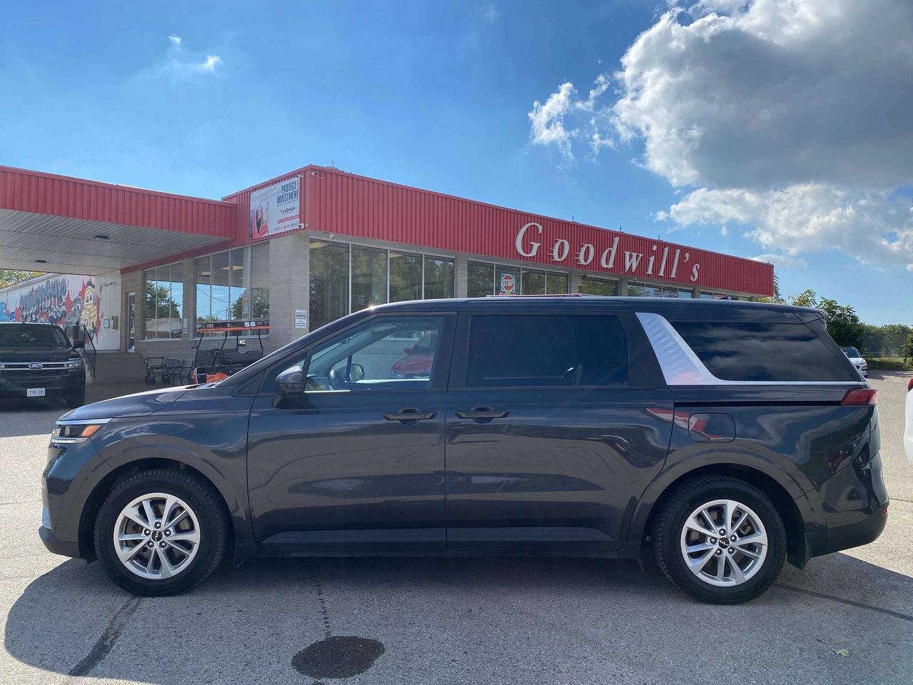 2024 Kia Carnival LX, 8 PASSENGER, CLEAN CARFAX, BACK UP CAMERA! - Photo #5
