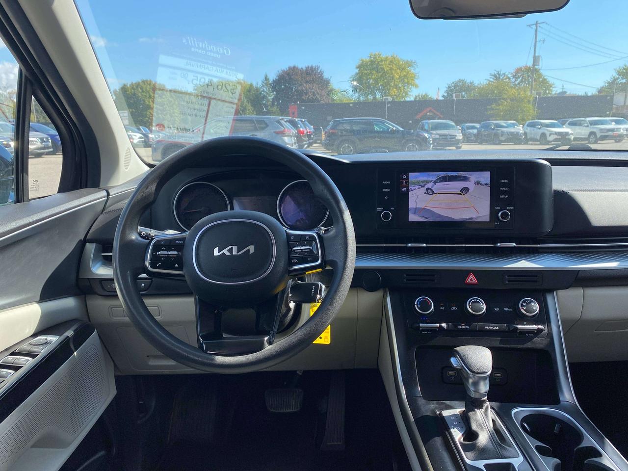 2024 Kia Carnival LX, 8 PASSENGER, CLEAN CARFAX, BACK UP CAMERA! Photo