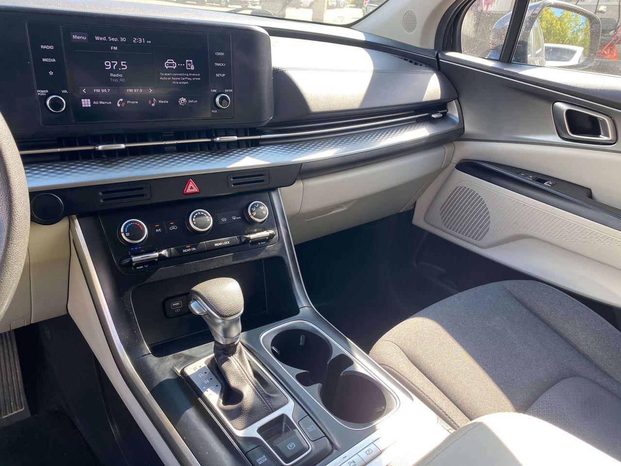2024 Kia Carnival LX, 8 PASSENGER, CLEAN CARFAX, BACK UP CAMERA! Photo