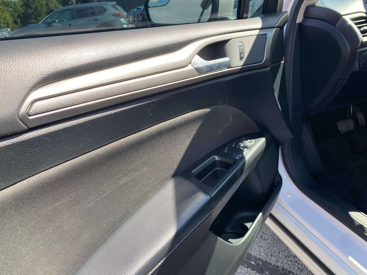 2017 Ford Fusion SE, LOCAL TRADE, BACK UP CAMERA! Photo