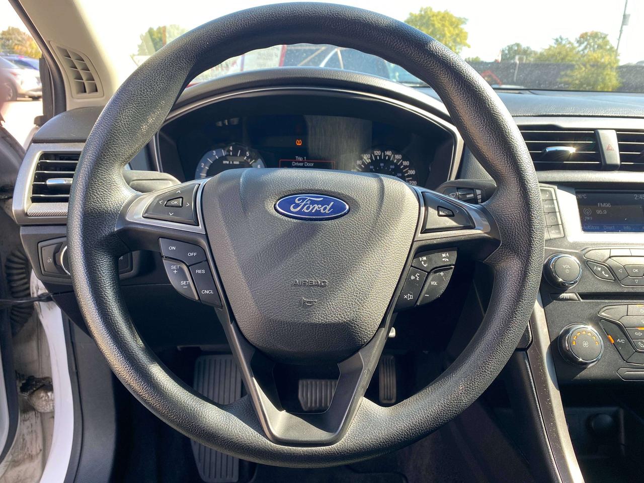 2017 Ford Fusion SE, LOCAL TRADE, BACK UP CAMERA! - Photo #12