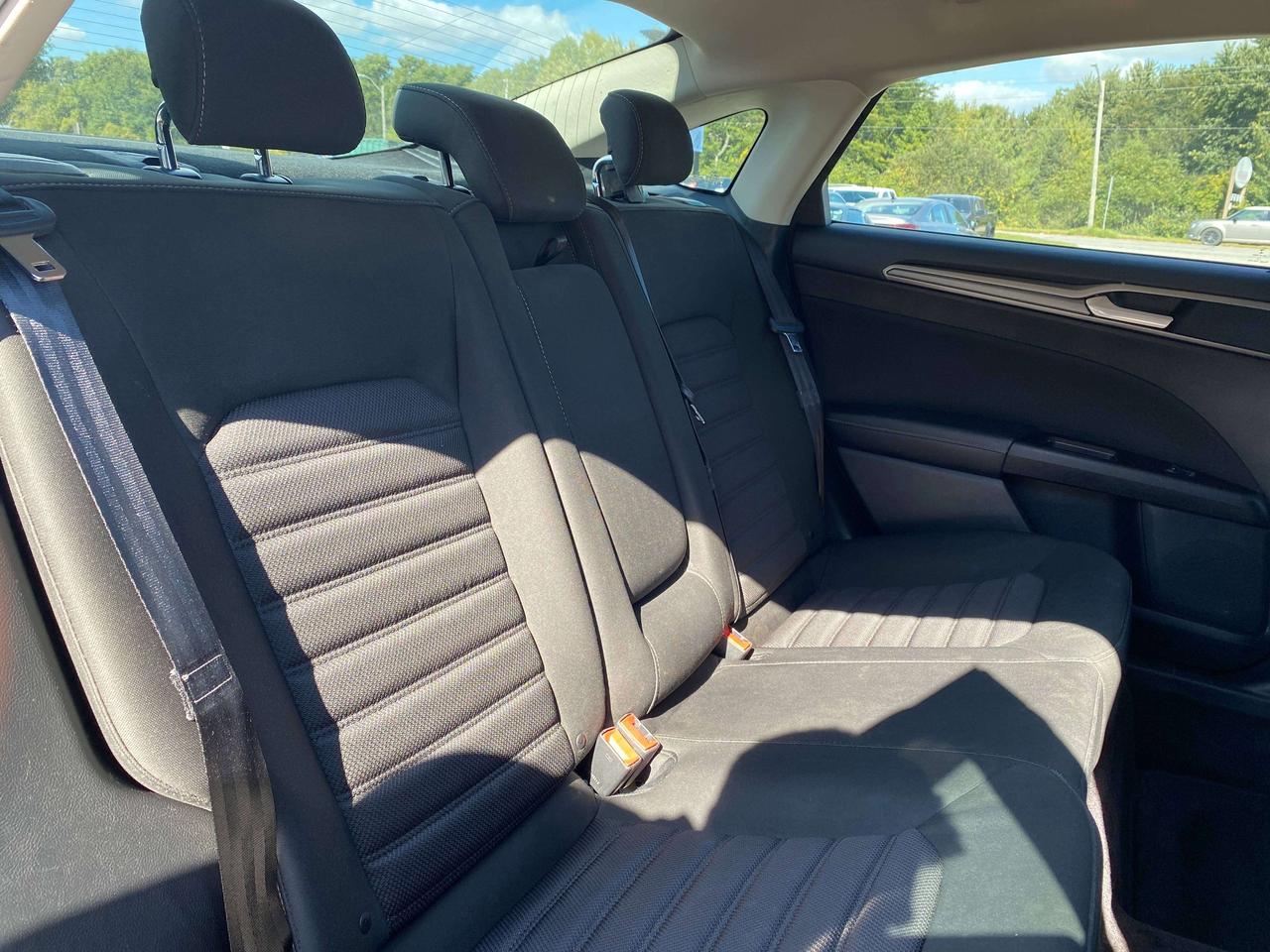 2017 Ford Fusion SE, LOCAL TRADE, BACK UP CAMERA! Photo