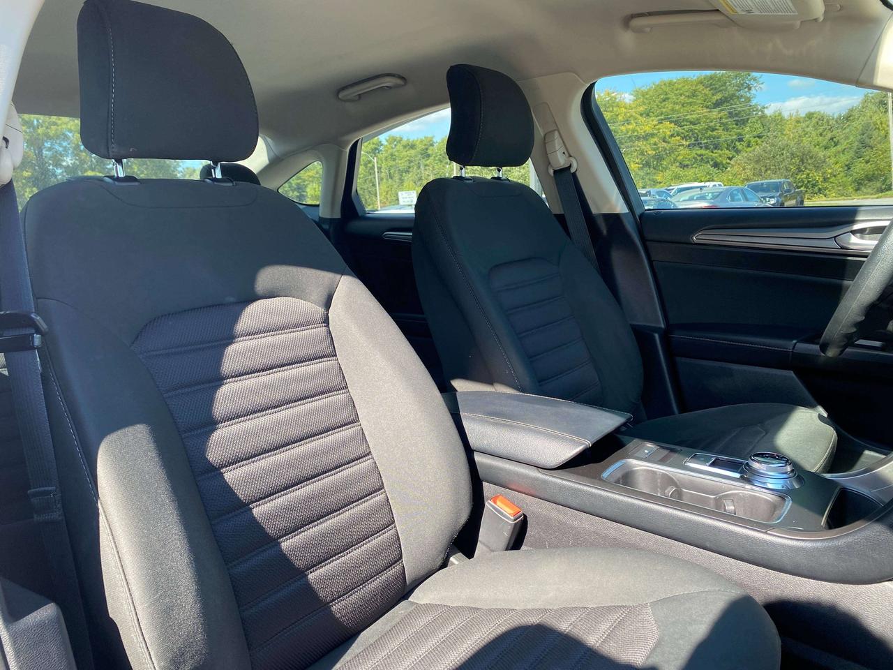 2017 Ford Fusion SE, LOCAL TRADE, BACK UP CAMERA! Photo