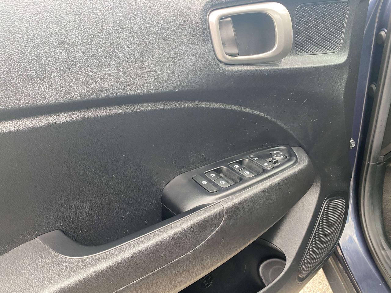 2025 Hyundai Venue PREFERRED, CLEAN CARFAX, REMOTE START, BACK UP CAM Photo