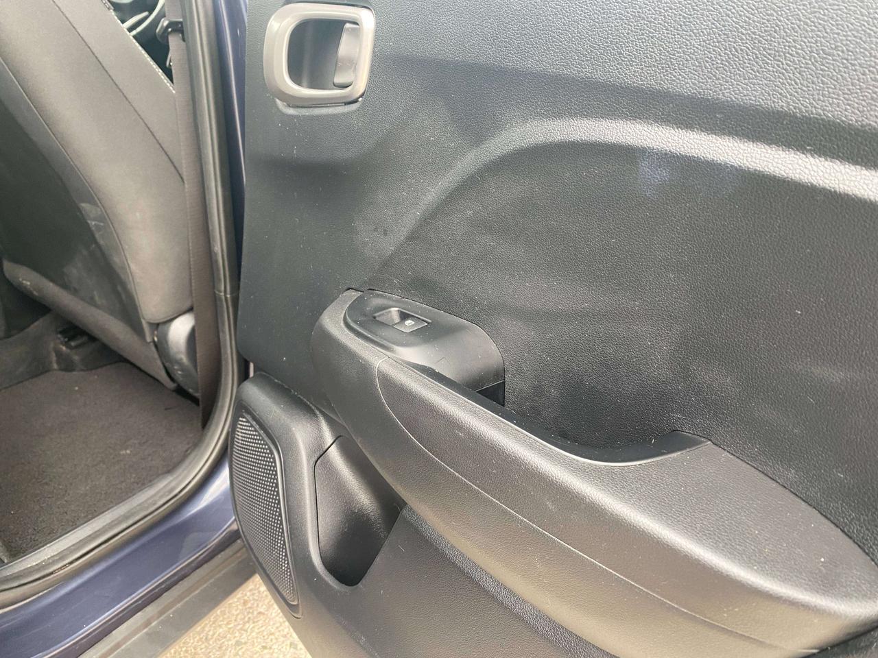 2025 Hyundai Venue PREFERRED, CLEAN CARFAX, REMOTE START, BACK UP CAM Photo