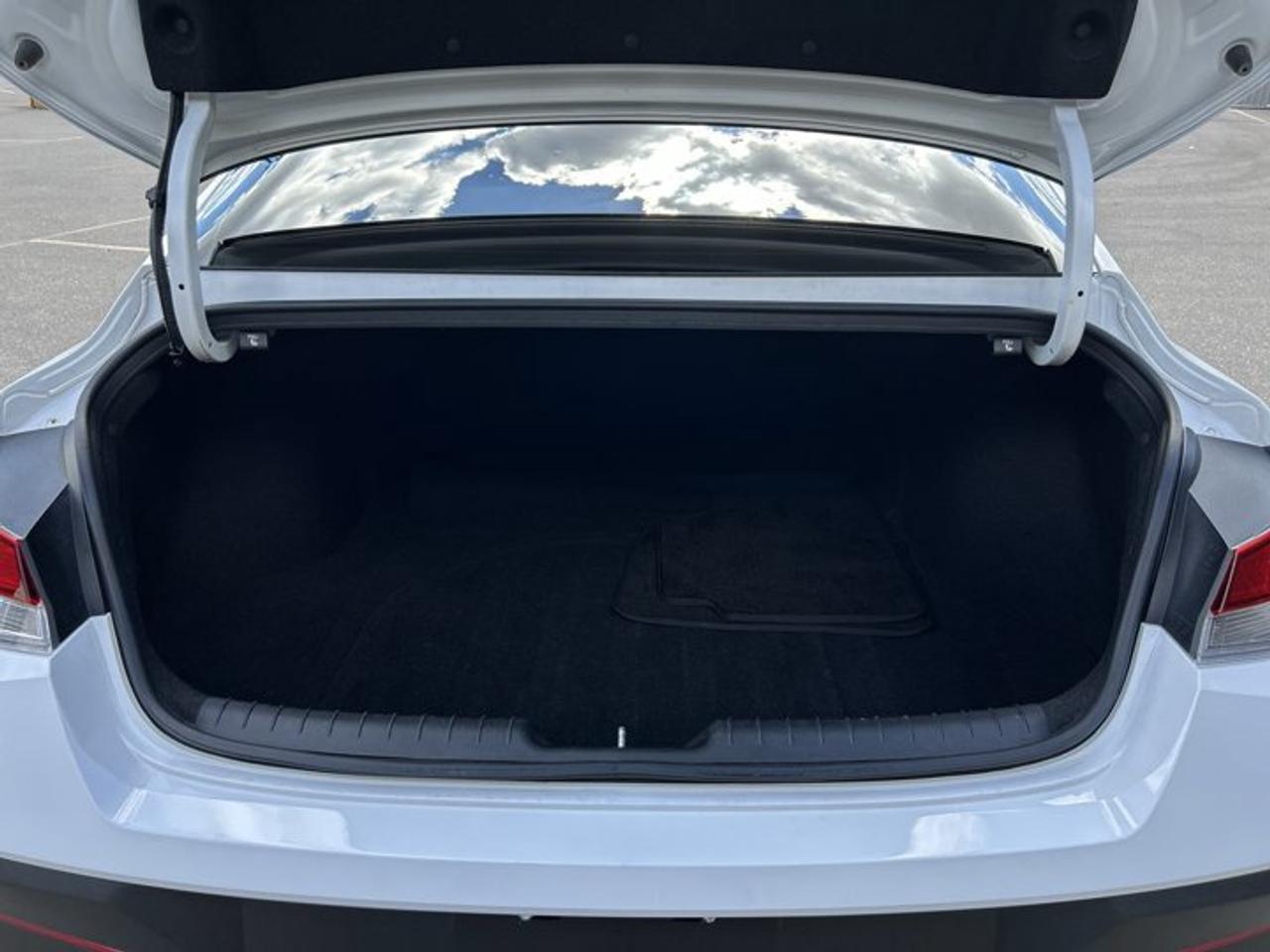 2024 Hyundai Elantra Essential Photo