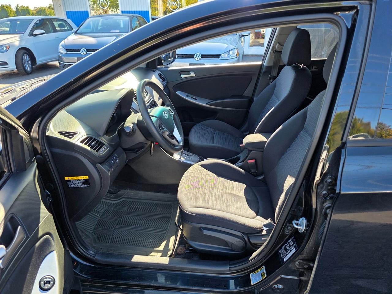 2017 Hyundai Accent SE Photo
