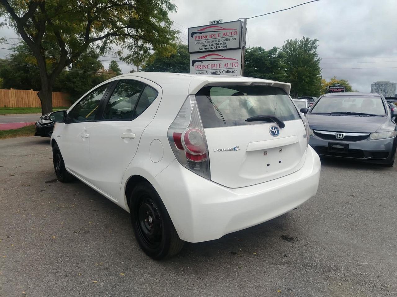 2013 Toyota Prius c Technology Photo