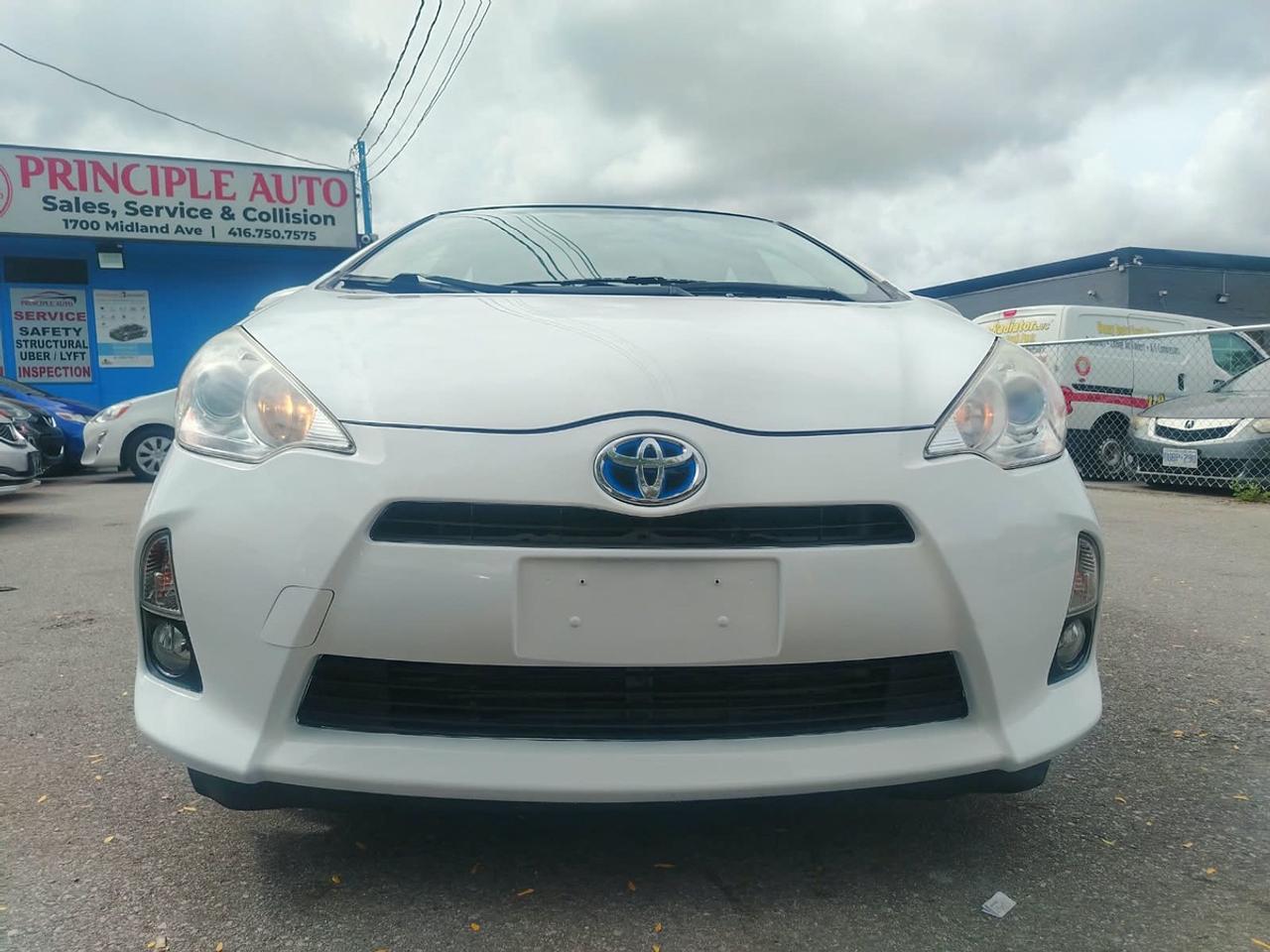 2013 Toyota Prius c Technology Photo