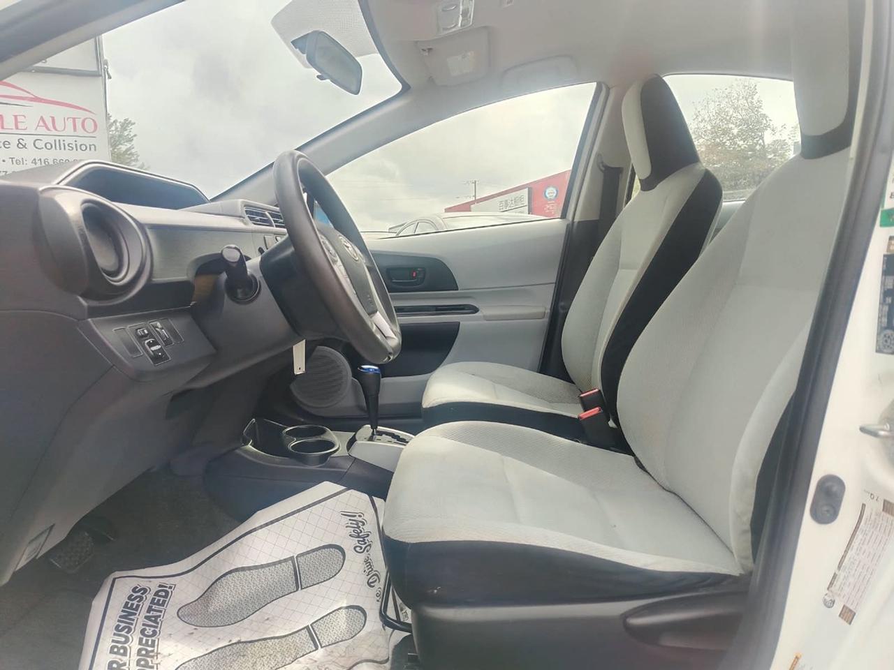 2013 Toyota Prius c Technology Photo