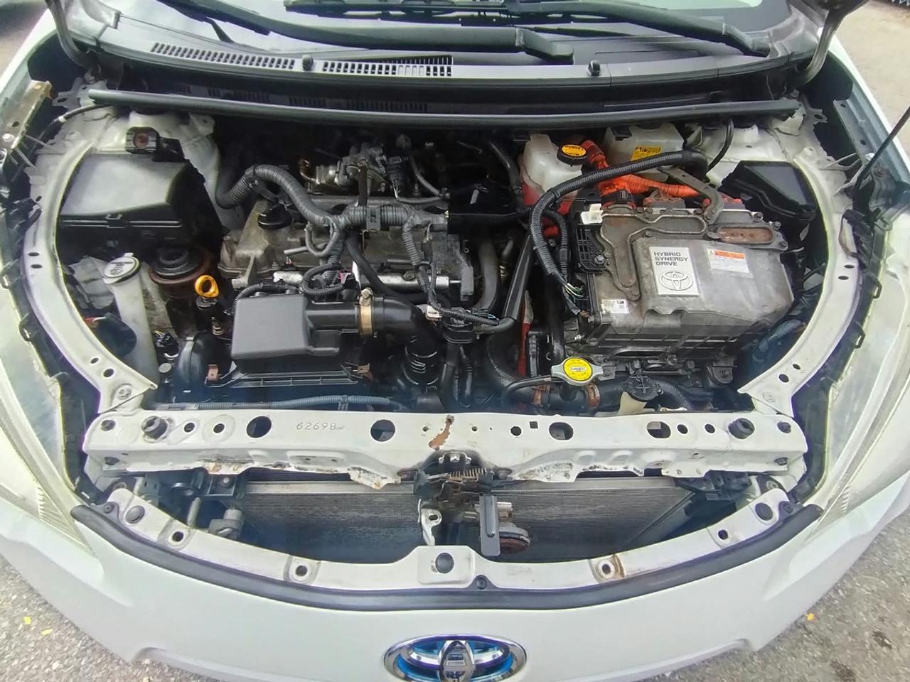 2013 Toyota Prius c Technology Photo