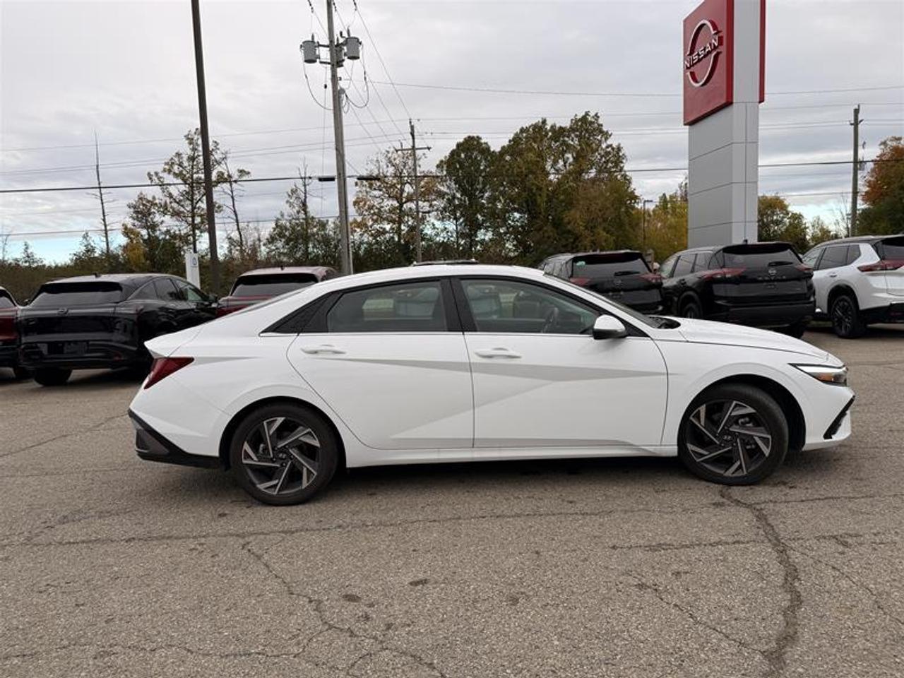 2026 Hyundai Elantra Hybrid Luxury Sedan Photo3