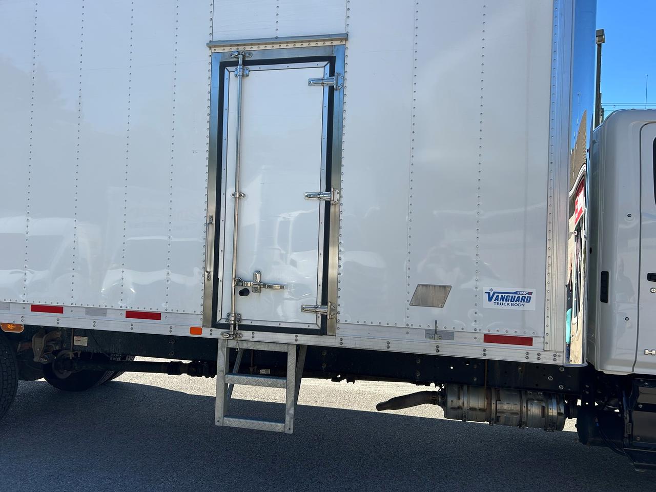 2024 Hino Class 7 26' van body with lift and ramp Photo