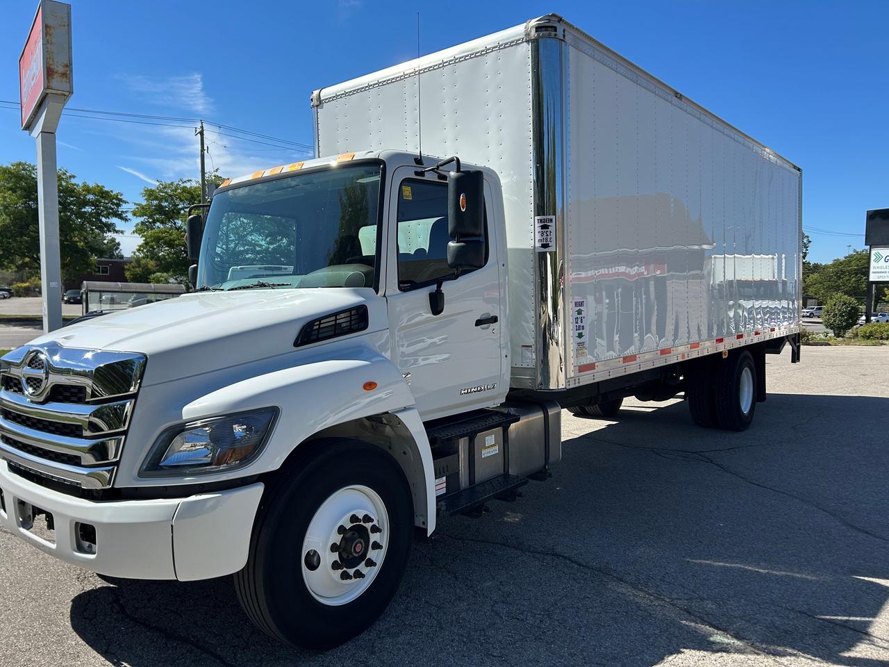 2024 Hino Class 7 26' van body with lift and ramp Photo