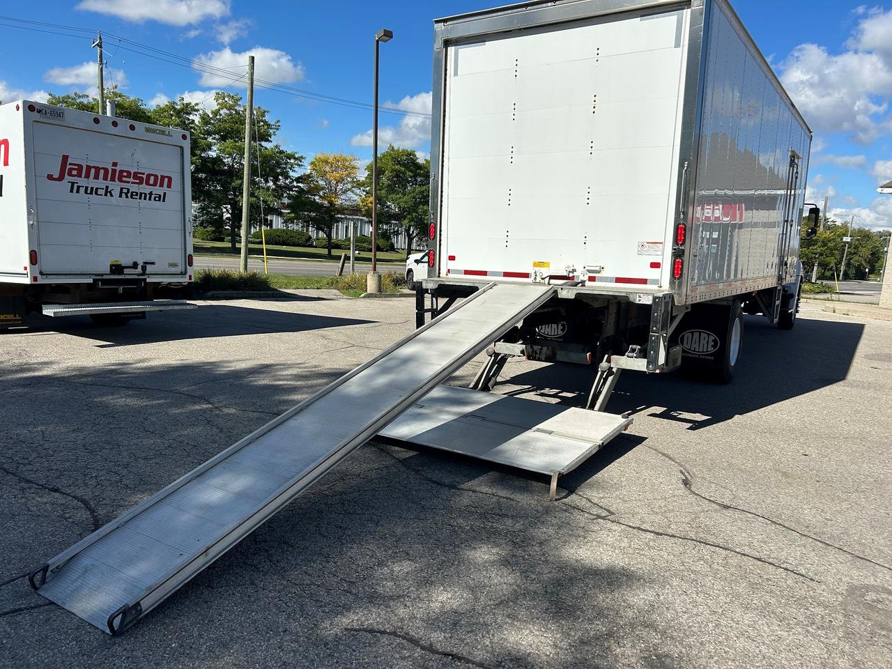 2024 Hino Class 7 26' van body with lift and ramp Photo