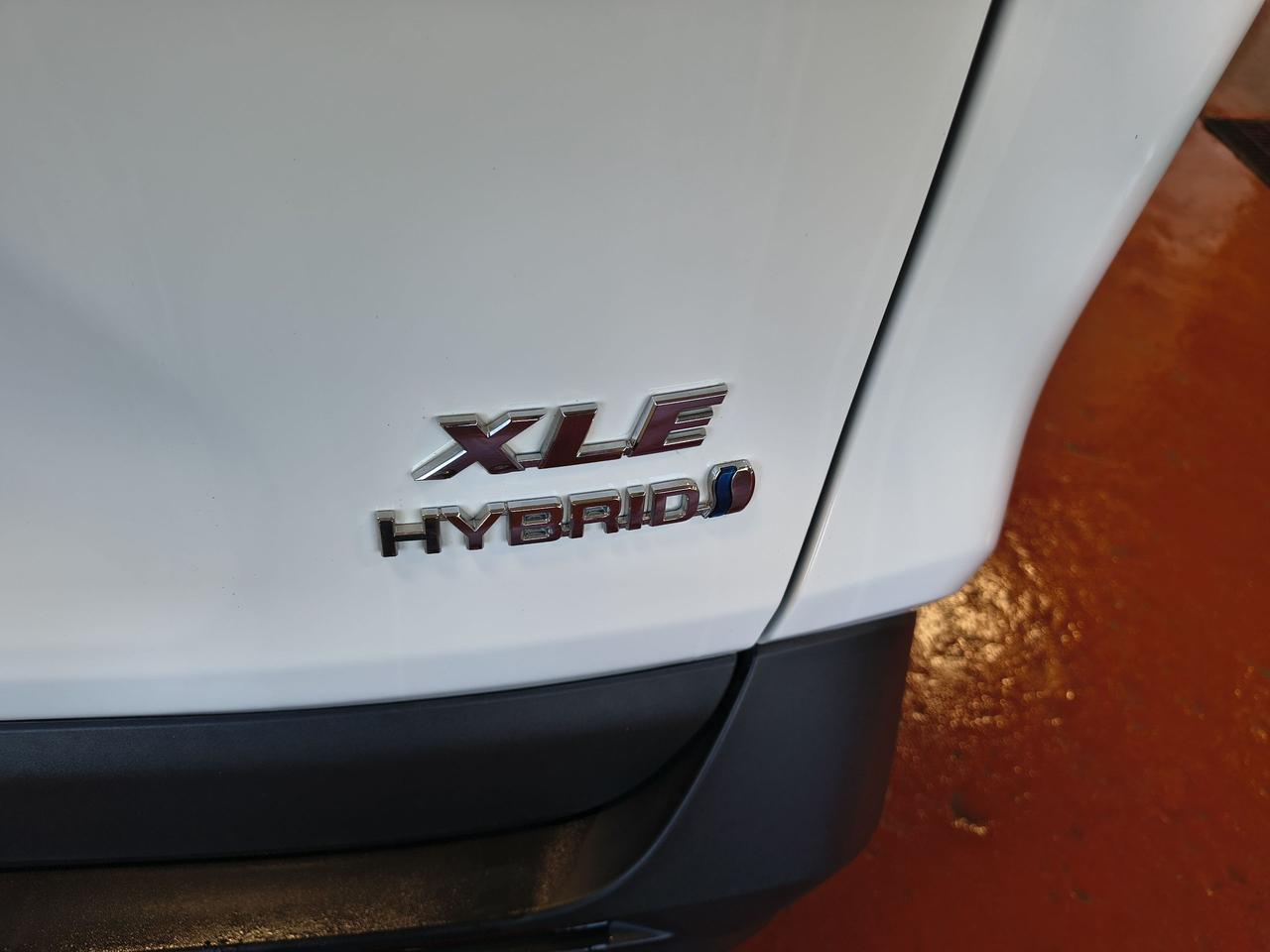 2024 Toyota RAV4 Hybrid XLE Photo0