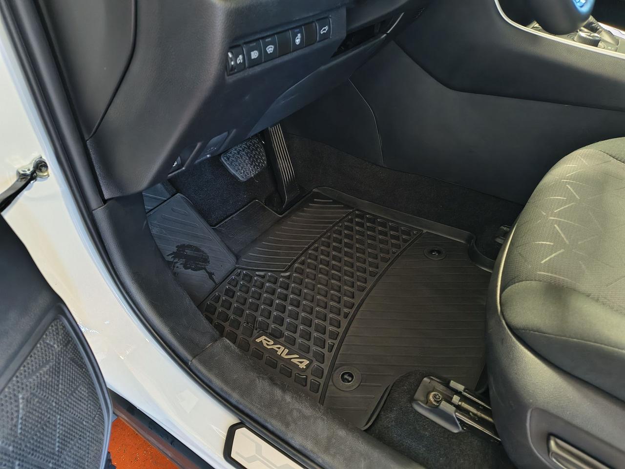 2024 Toyota RAV4 Hybrid XLE Photo0