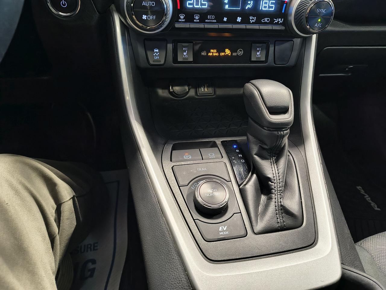 2024 Toyota RAV4 Hybrid XLE Photo