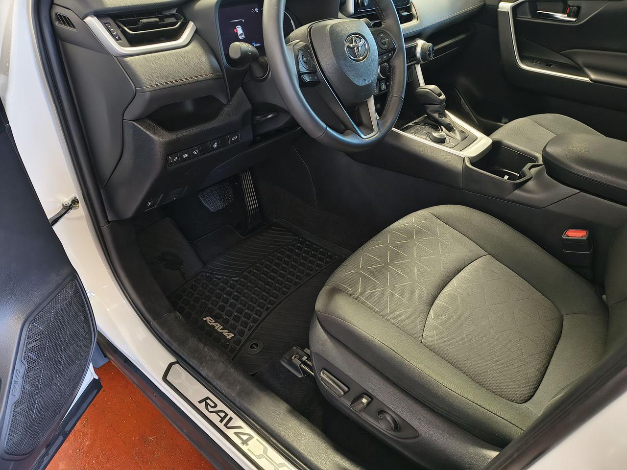 2024 Toyota RAV4 Hybrid XLE Photo0