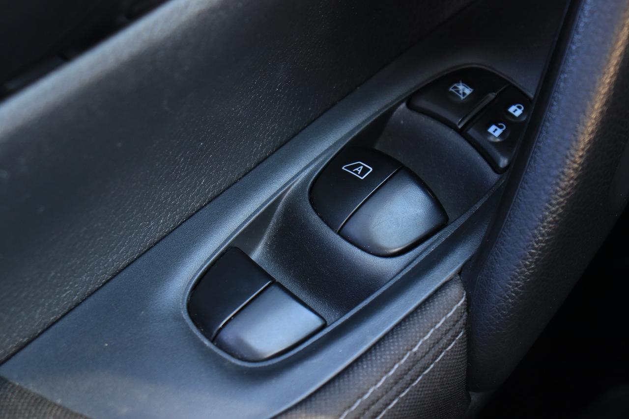 2018 Nissan Qashqai SV | AWD | Sunroof | Cam | Nissan Service History Photo21