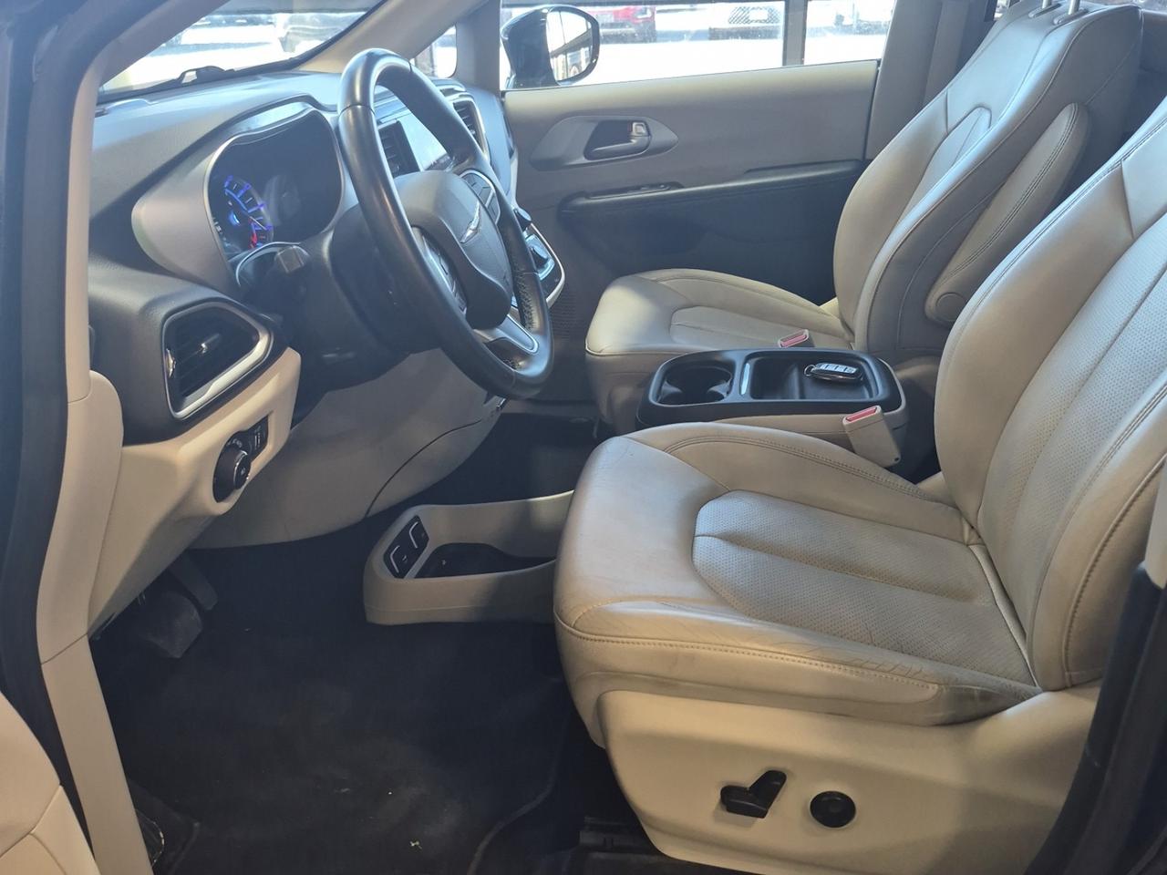 2018 Chrysler Pacifica Hybrid Touring-L - Photo #4