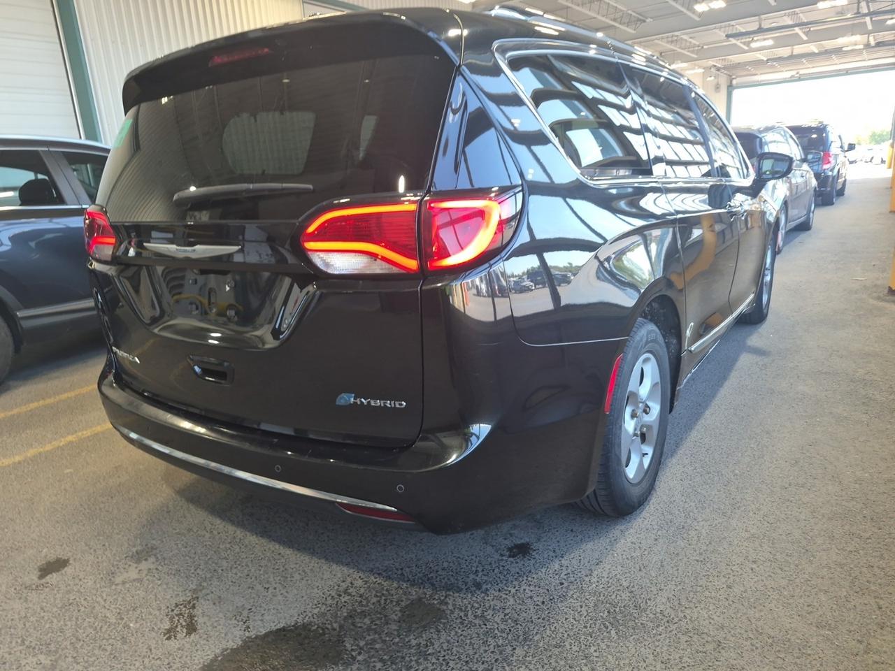 2018 Chrysler Pacifica Hybrid Touring-L Photo