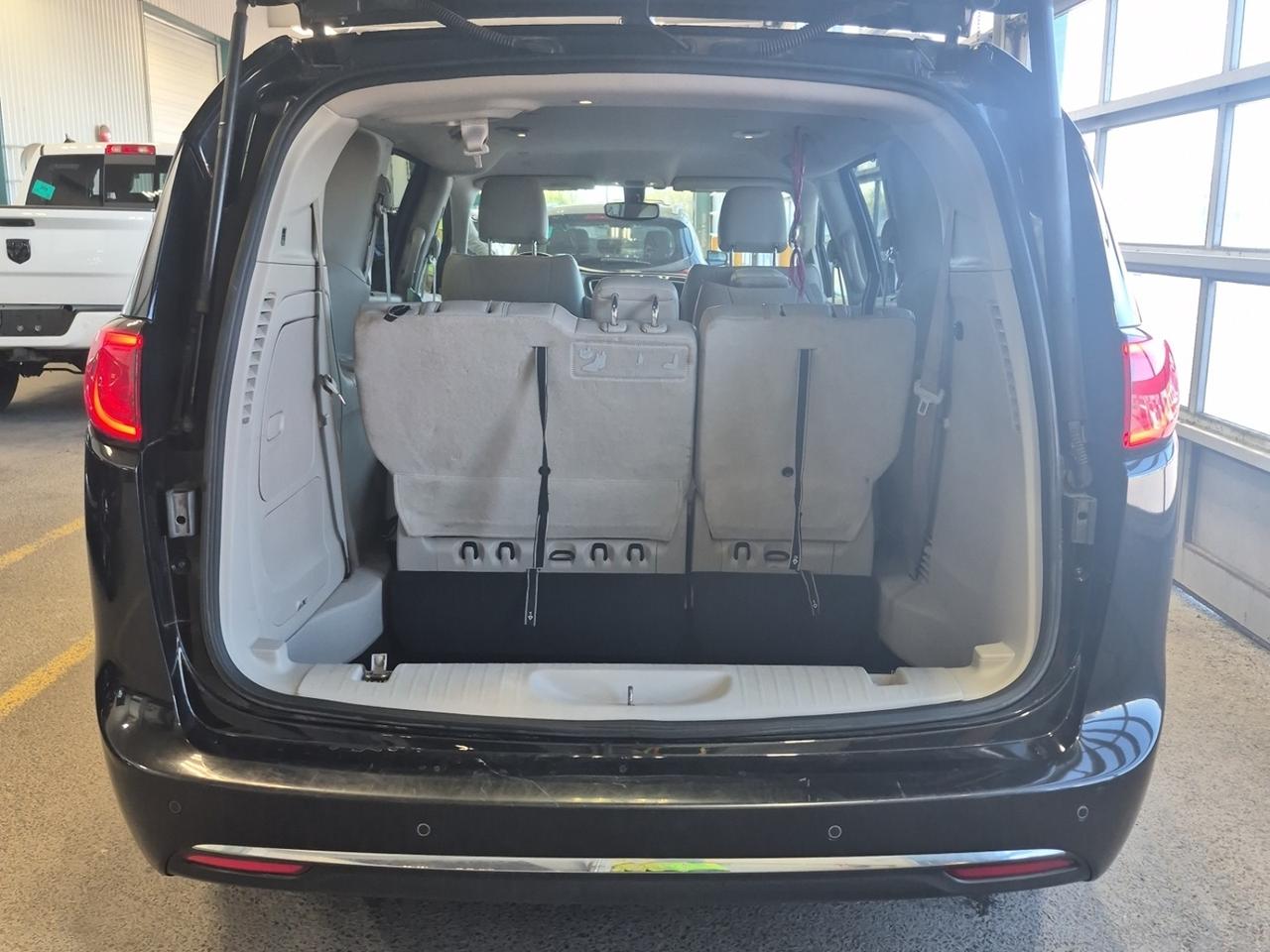 2018 Chrysler Pacifica Hybrid Touring-L Photo