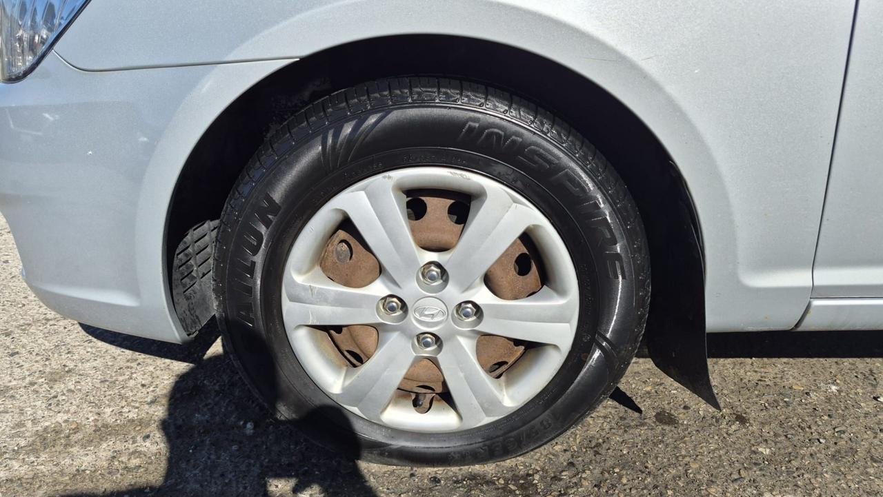 2009 Hyundai Accent AUTO, HATCH, GREAT ON FUEL, AS IS SPECIAL Photo