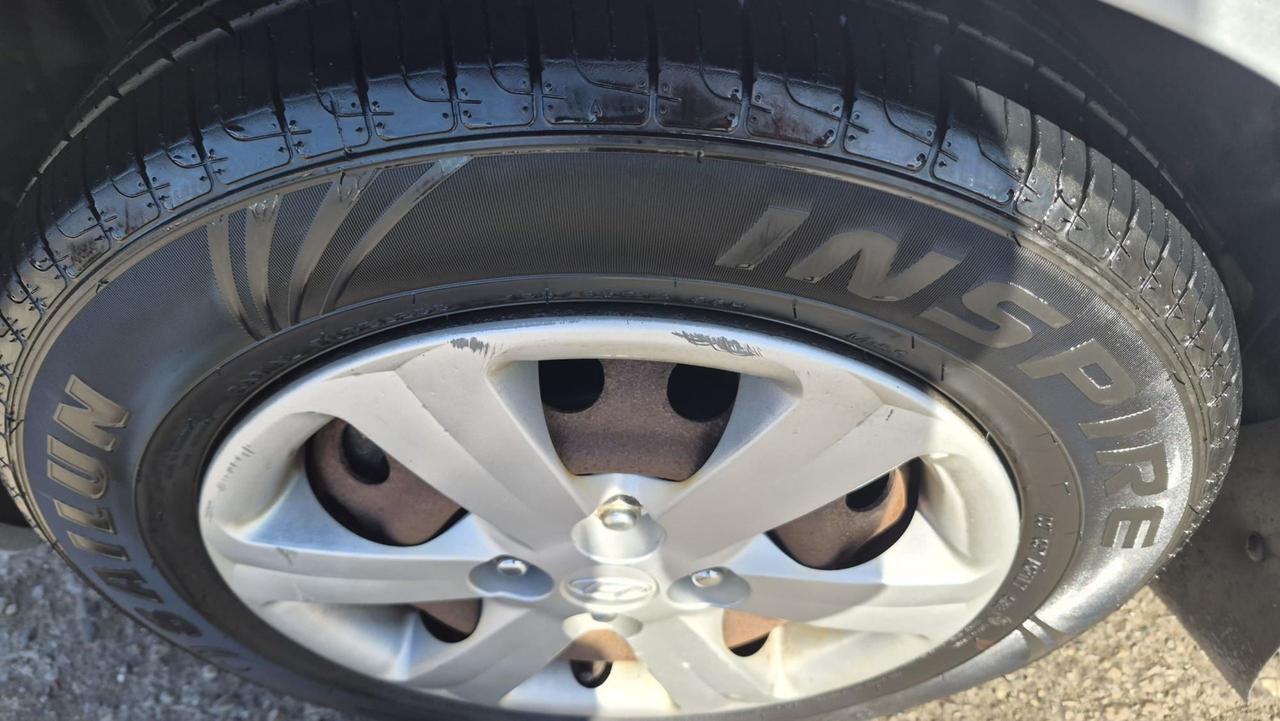 2009 Hyundai Accent AUTO, HATCH, GREAT ON FUEL, AS IS SPECIAL Photo