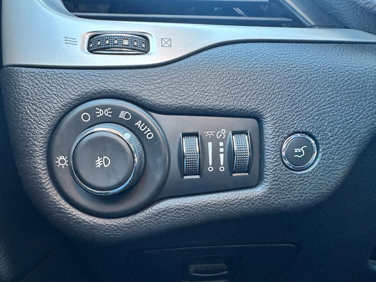 2017 Jeep Cherokee Trailhawk4X4 HTD-Leather PanoRoof NAV RvCam XM A/C Photo