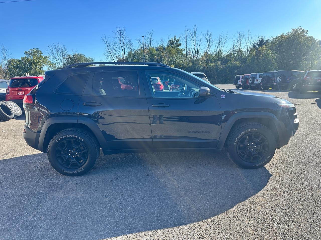 2017 Jeep Cherokee Trailhawk4X4 HTD-Leather PanoRoof NAV RvCam XM A/C Photo4