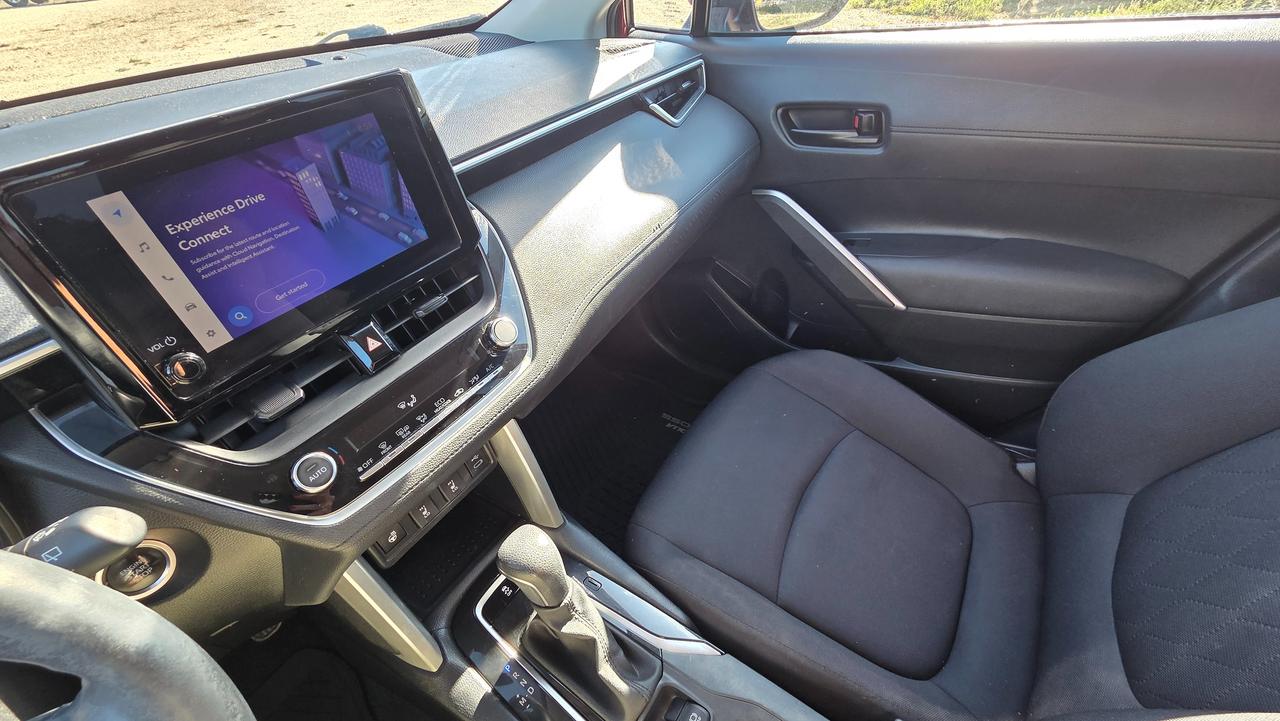 2023 Toyota Corolla Cross LE Photo