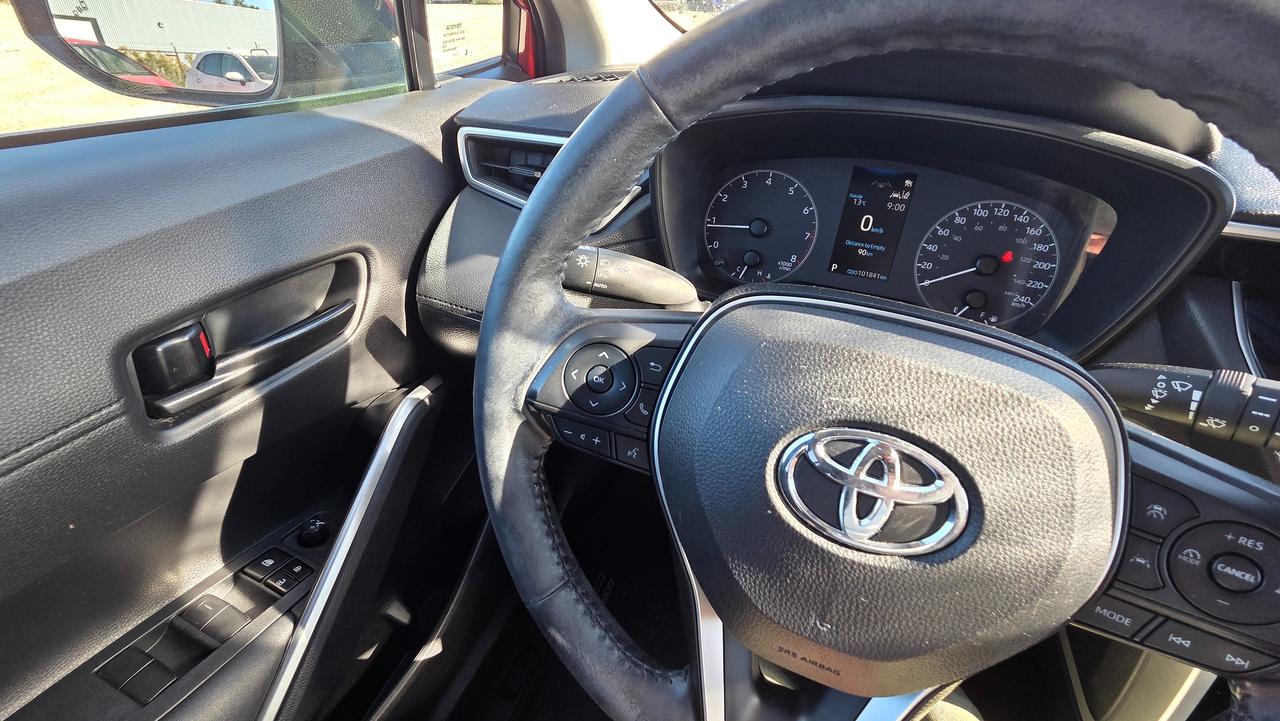 2023 Toyota Corolla Cross LE Photo