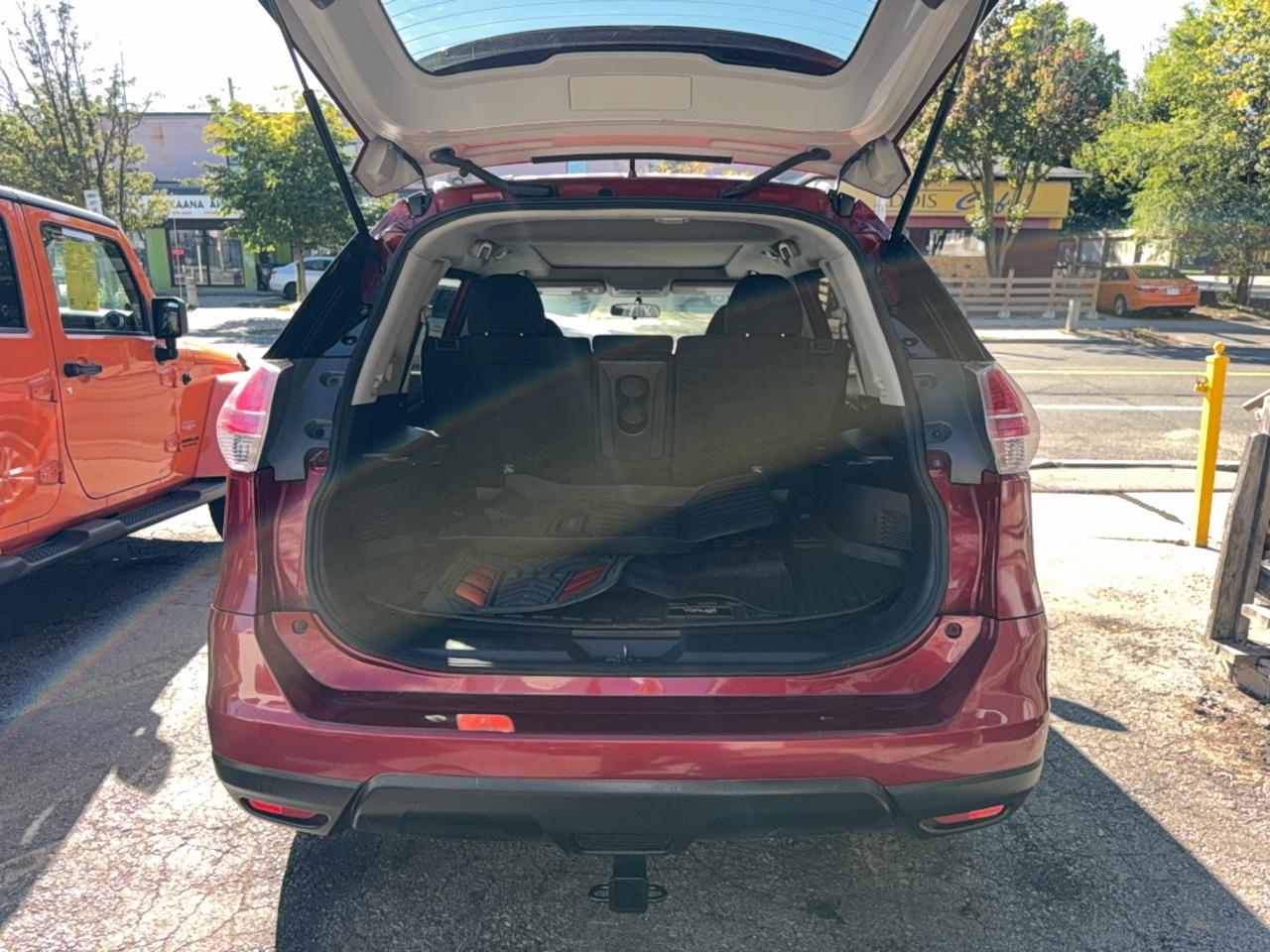 2014 Nissan Rogue SV Photo4