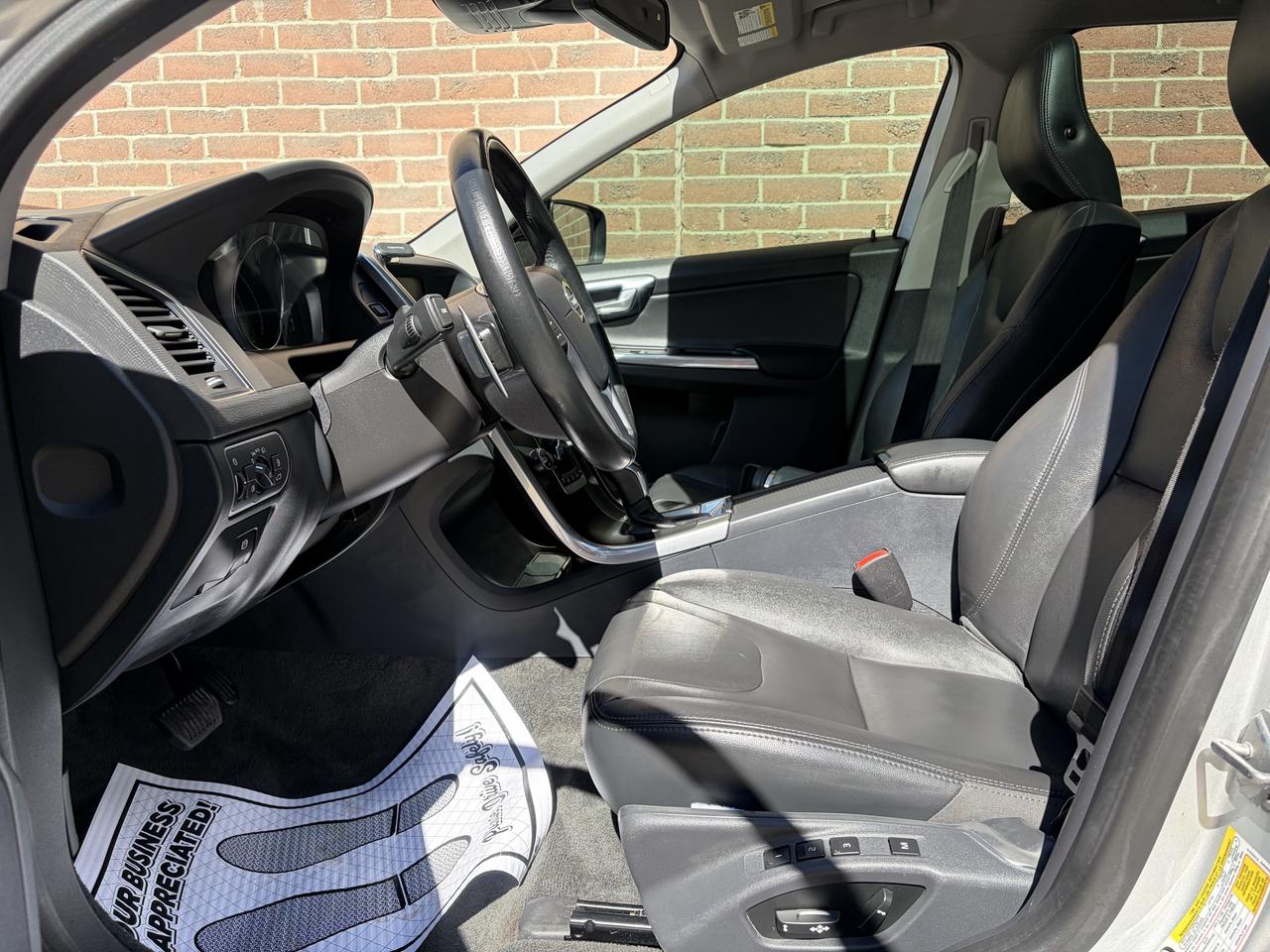 2015 Volvo XC60 T6 Premier Plus Photo