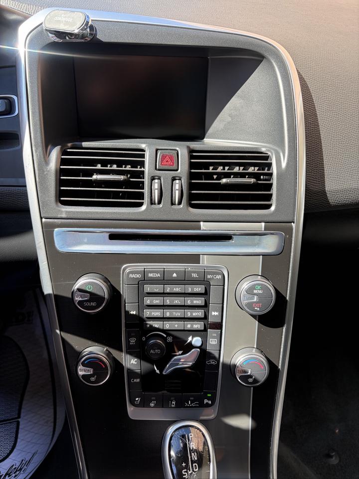2015 Volvo XC60 T6 Premier Plus Photo