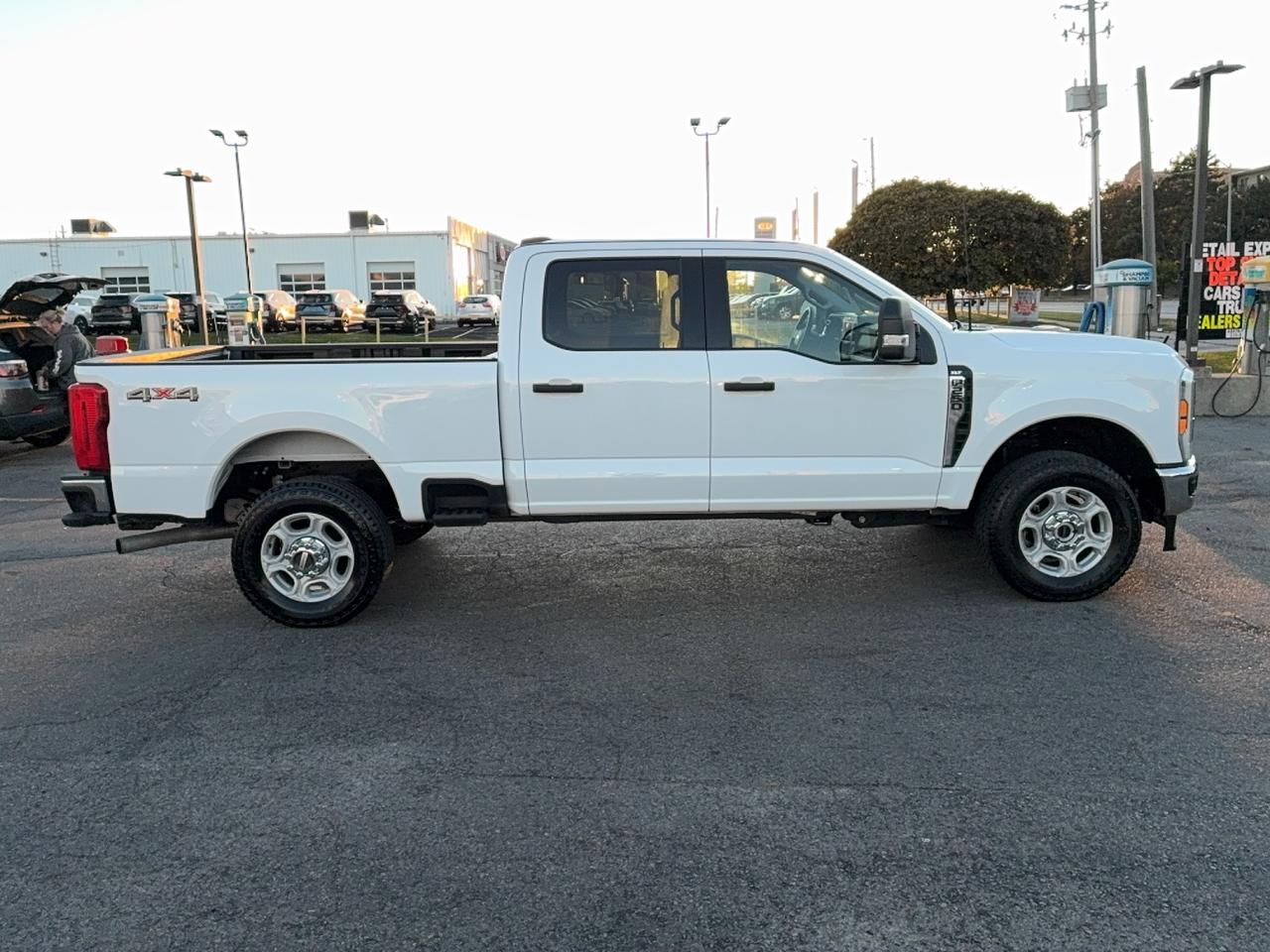2026 Ford SUPER DUTY F-250 SRW XLT 4WD Crew Cab 7.3L8cylGas 6.75' Box Photo4