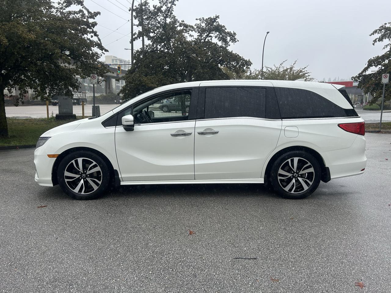 2019 Honda Odyssey Touring - Photo #2