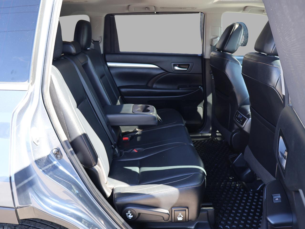 2018 Toyota Highlander V6 XLE AWD *ACCIDENT FREE* CAMERA NAV BLUETOOTH LEATHER HEATED SEATS SUNROOF CRUISE ALLOYS Photo