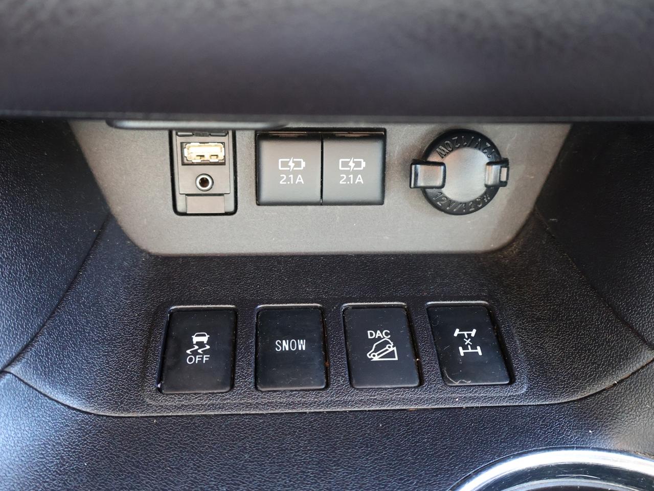 2018 Toyota Highlander V6 XLE AWD *ACCIDENT FREE* CAMERA NAV BLUETOOTH LEATHER HEATED SEATS SUNROOF CRUISE ALLOYS Photo