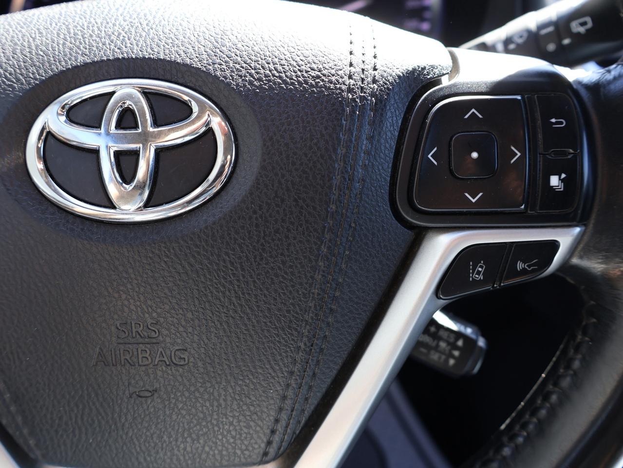 2018 Toyota Highlander V6 XLE AWD *ACCIDENT FREE* CAMERA NAV BLUETOOTH LEATHER HEATED SEATS SUNROOF CRUISE ALLOYS Photo